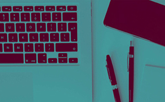Laptop-Tastatur und Stifte auf Tisch